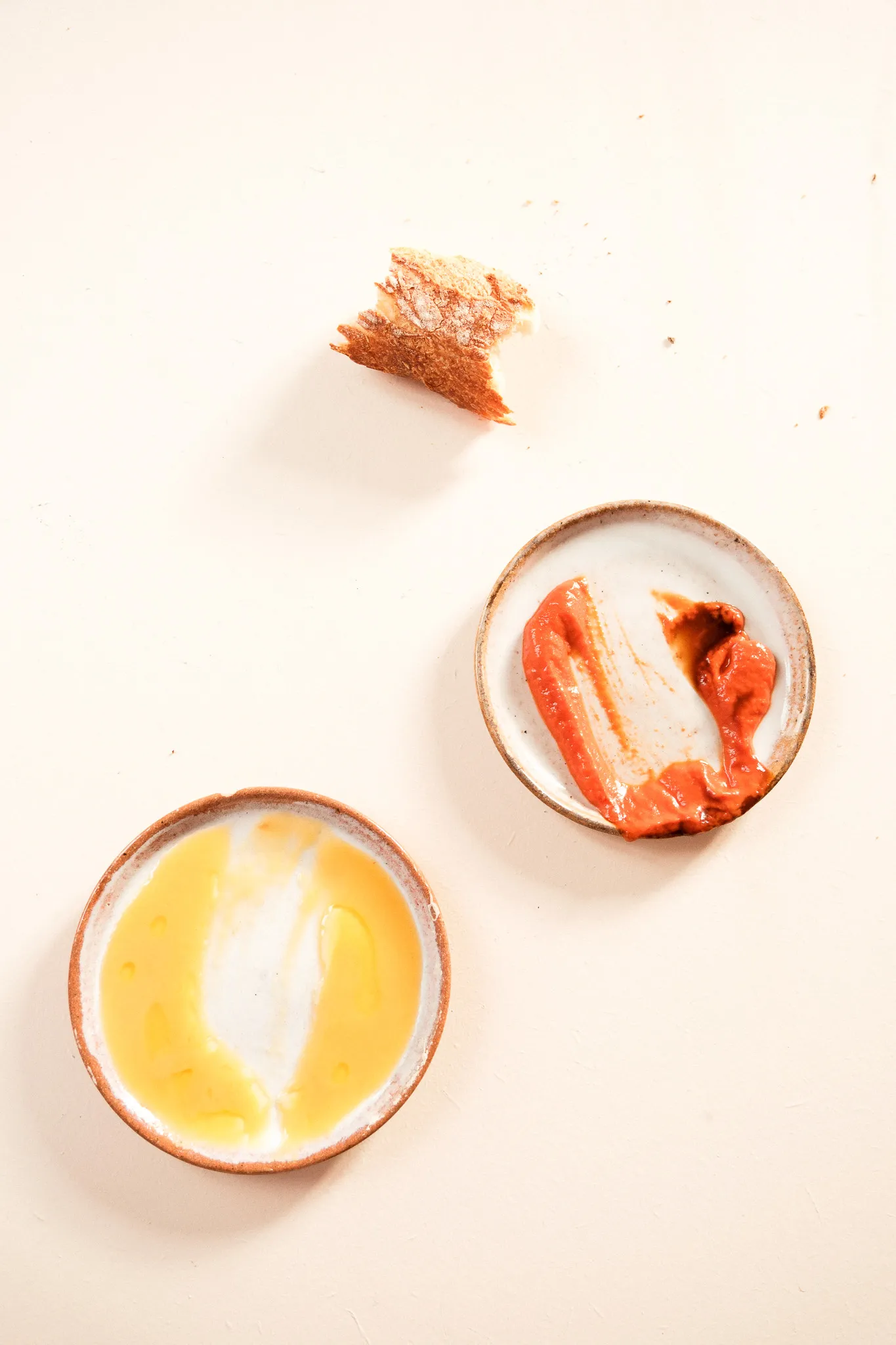 Deux coupelles de sauces et un morceau de pain, photographiées du dessus par Jeanne Lozay