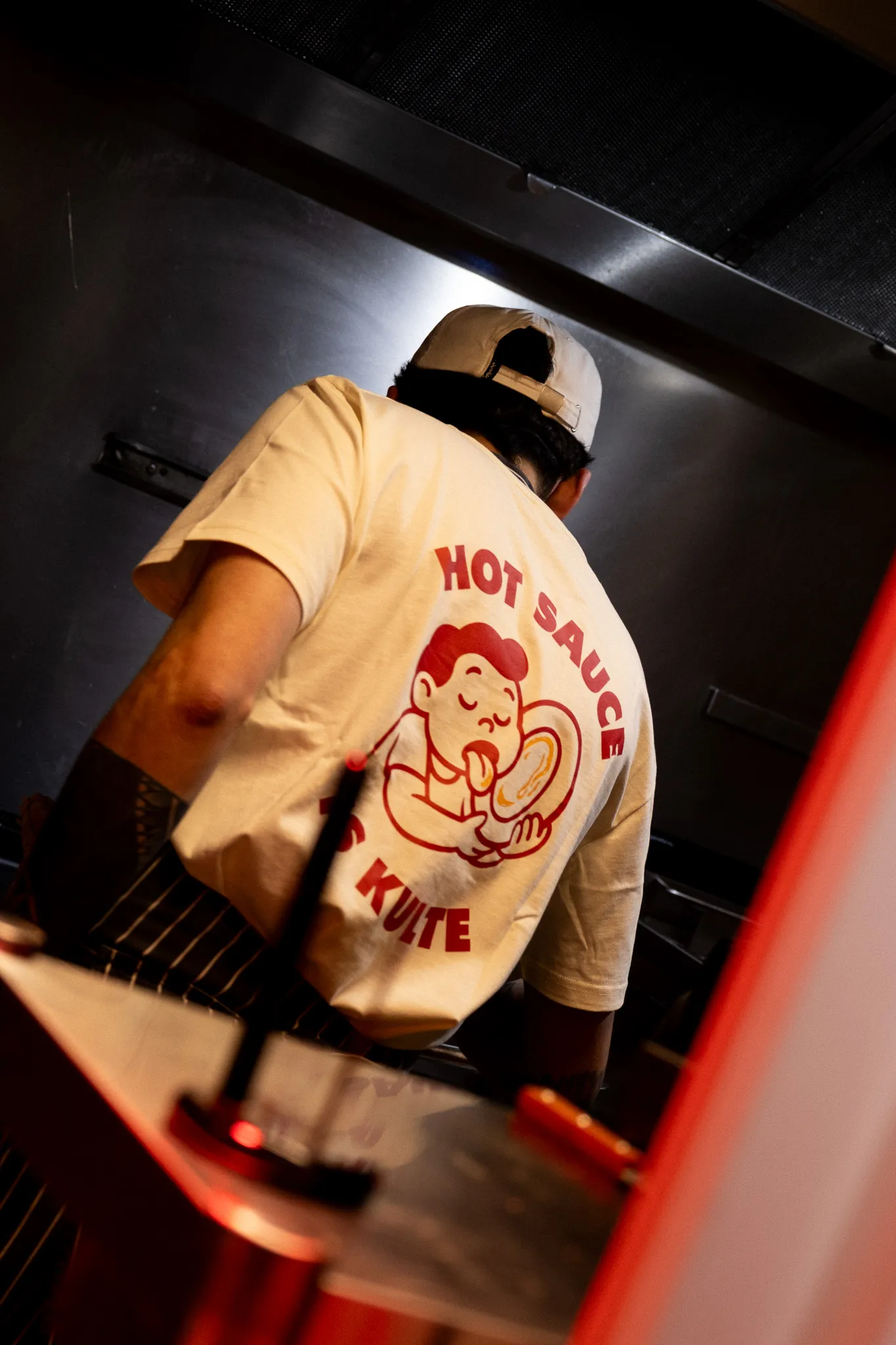 Hot Sauce is Kulte, en cuisine, t-shirt sur le dos