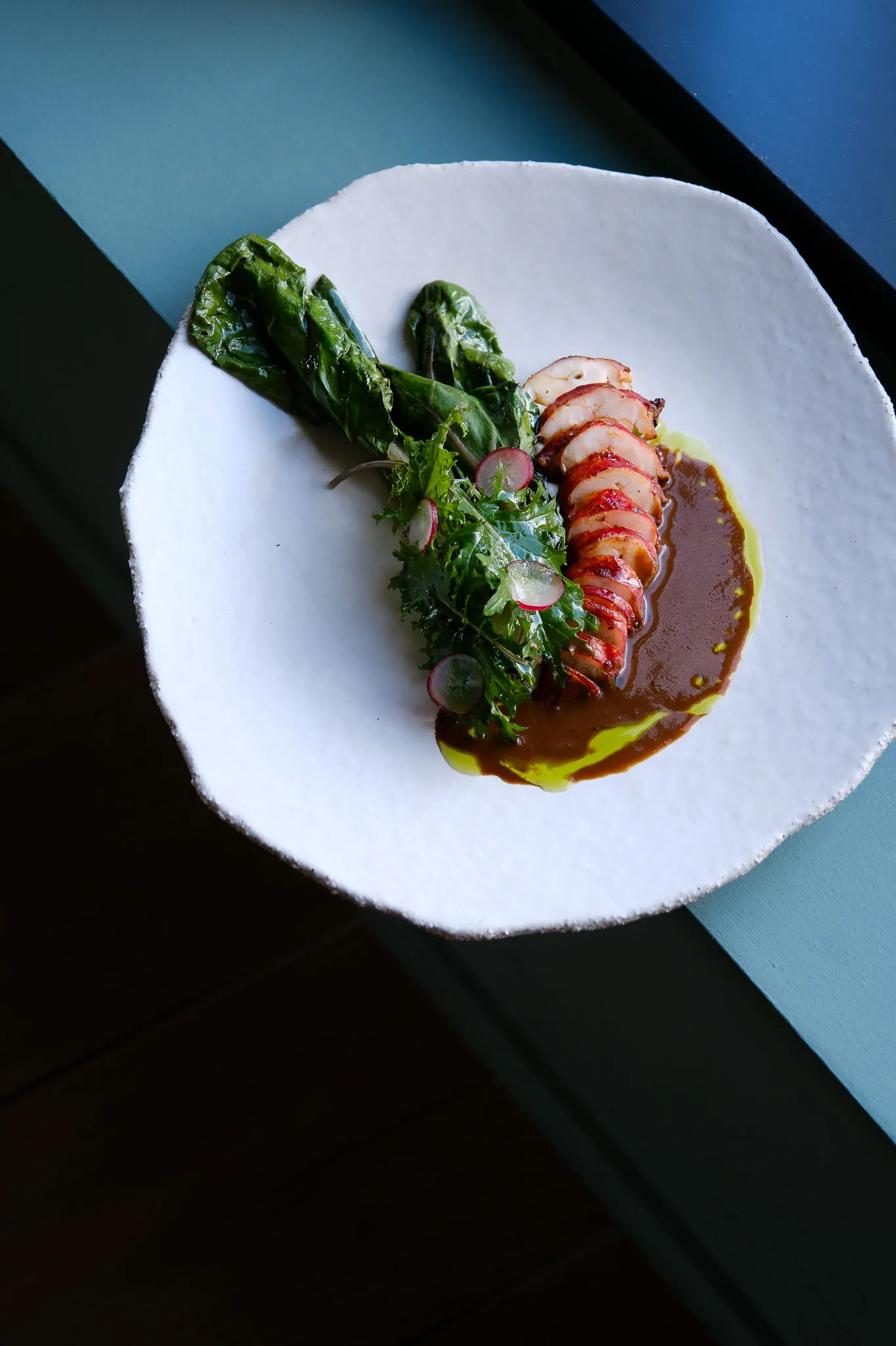 Homard grillé au barbecue, bisque réduite aux épices