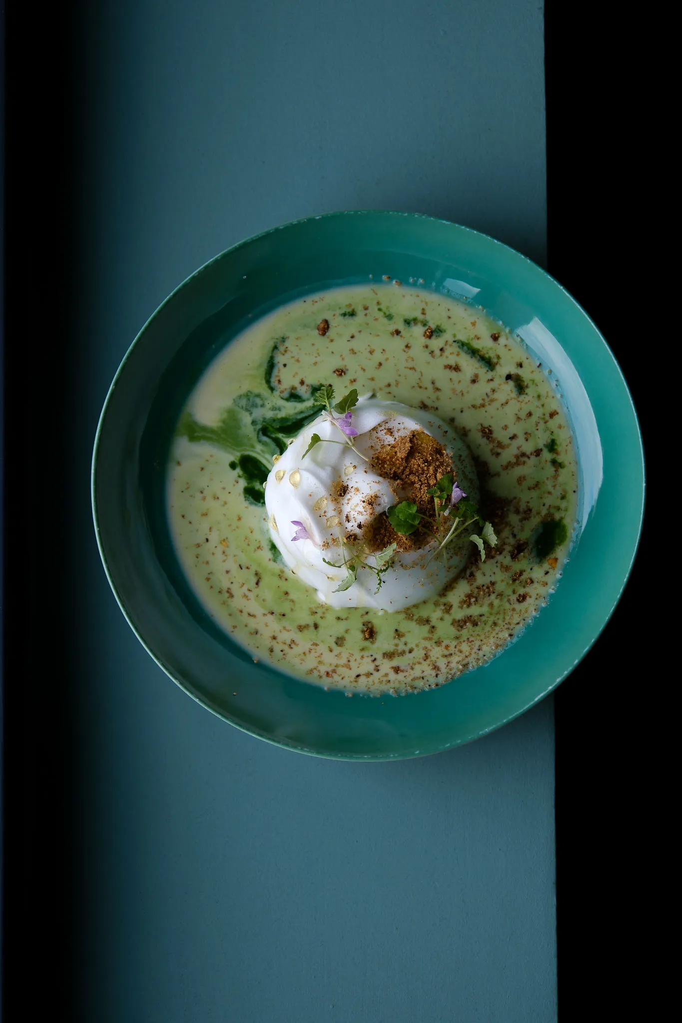 Île flottante, miel aux herbes et crème anglaise au matcha