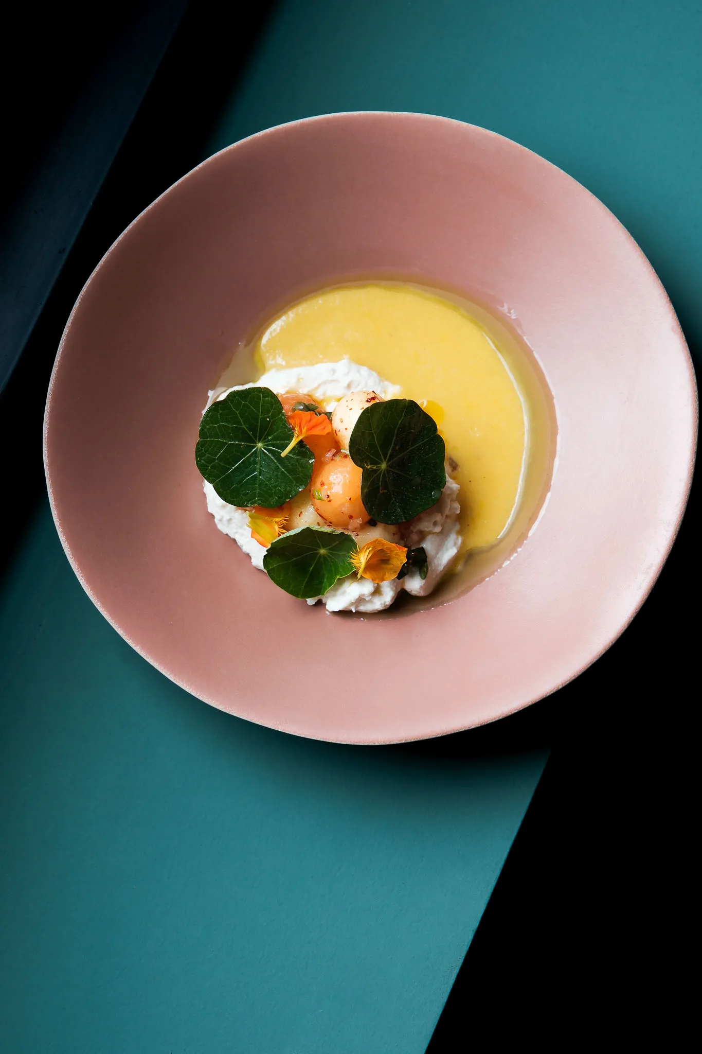 Gaspacho de melon, ricotta fumée et capucine