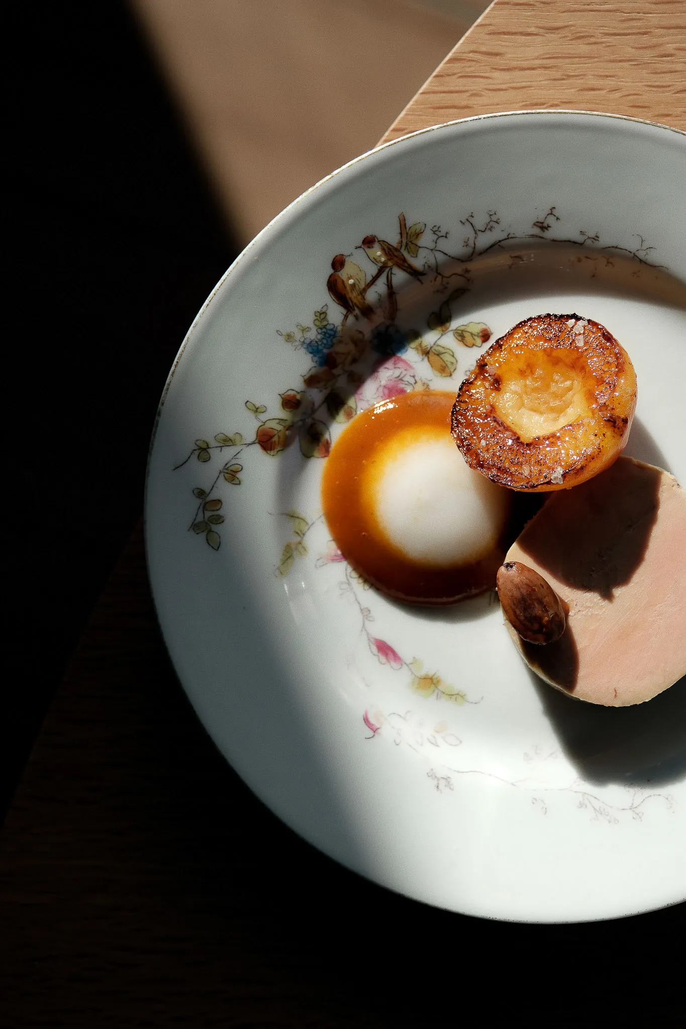 Foie gras basse température, gelée d’amaretto, coulis d’abricot et abricot grillé