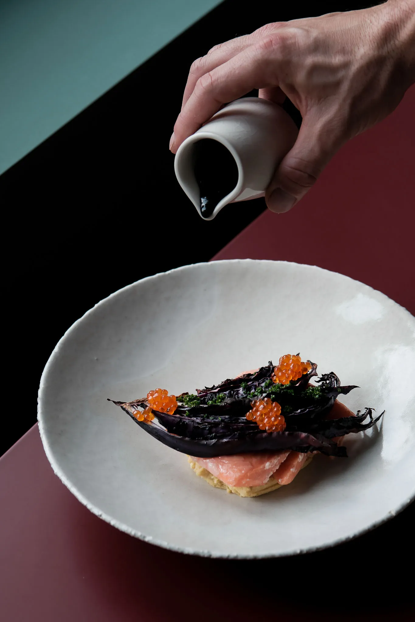 Truite de Saint-Wandrille, chou rouge braisé, beurre blanc à l’encre de seiche