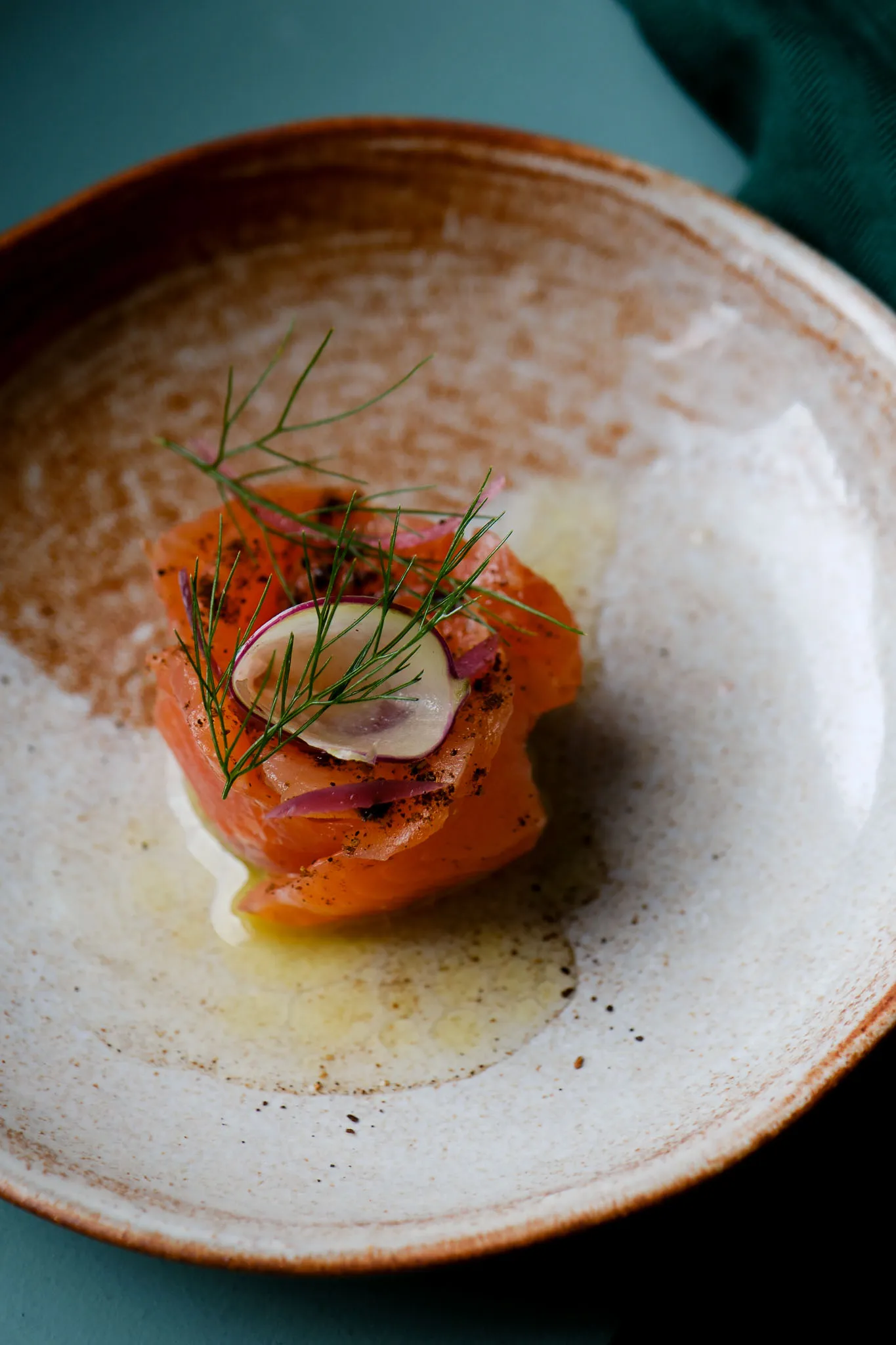 Gravlax de truite, épices anisées et huile aux agrumes