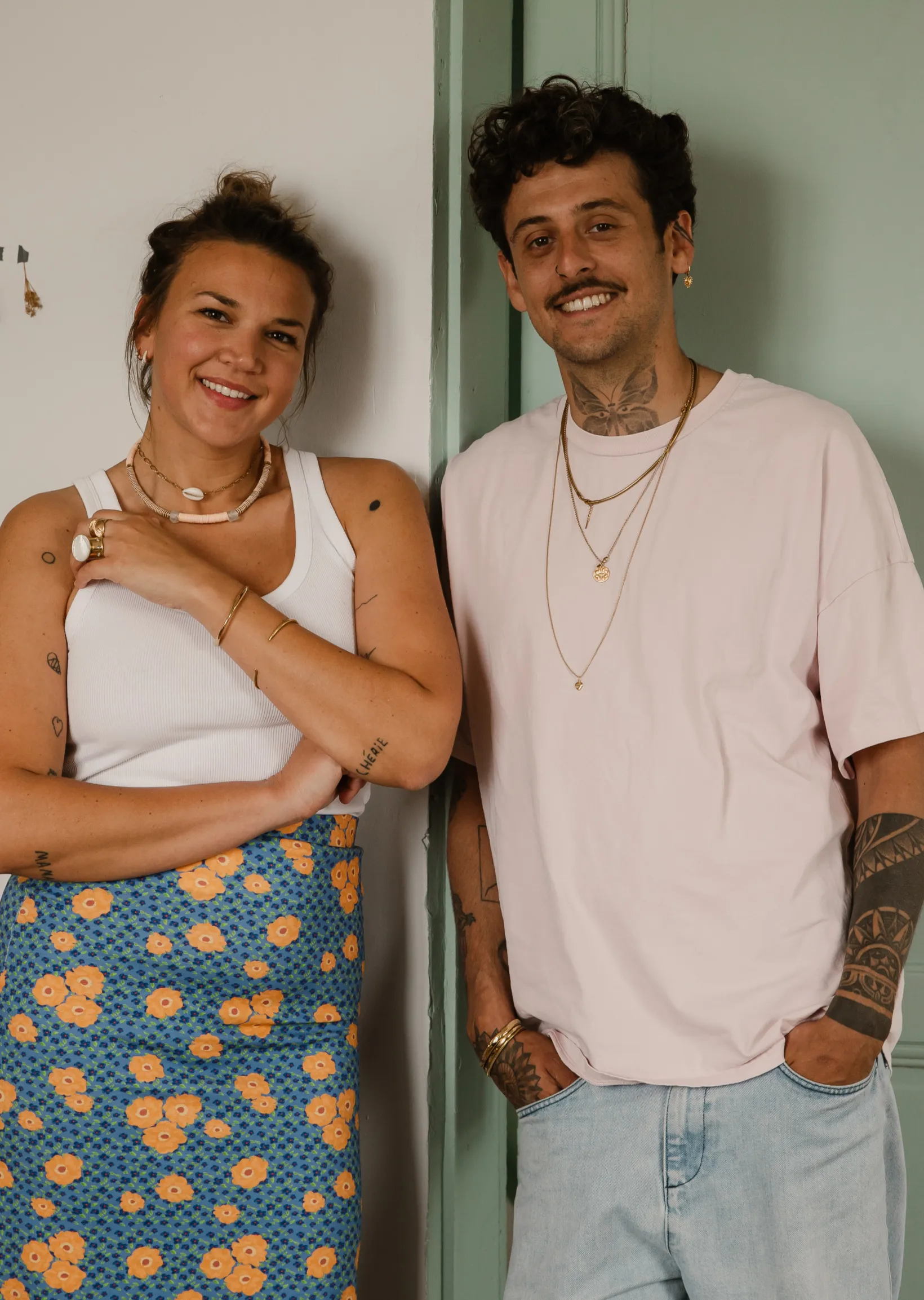 Jeanne Lozay et Alexandre L’Horphelin, adossés à un mur, sourire aux lèvres